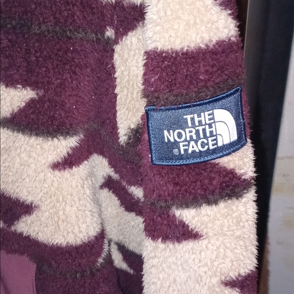 Sherpa hooded Women’s North Face “Campshire Sherpa Fleece Aztec” pullover. - Picture 2 of 8